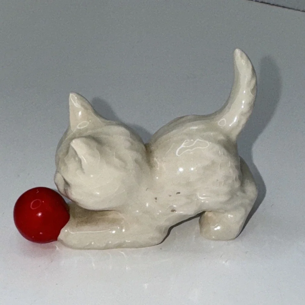 Goebel W.Germany White Cat Kitten RED Ball 3